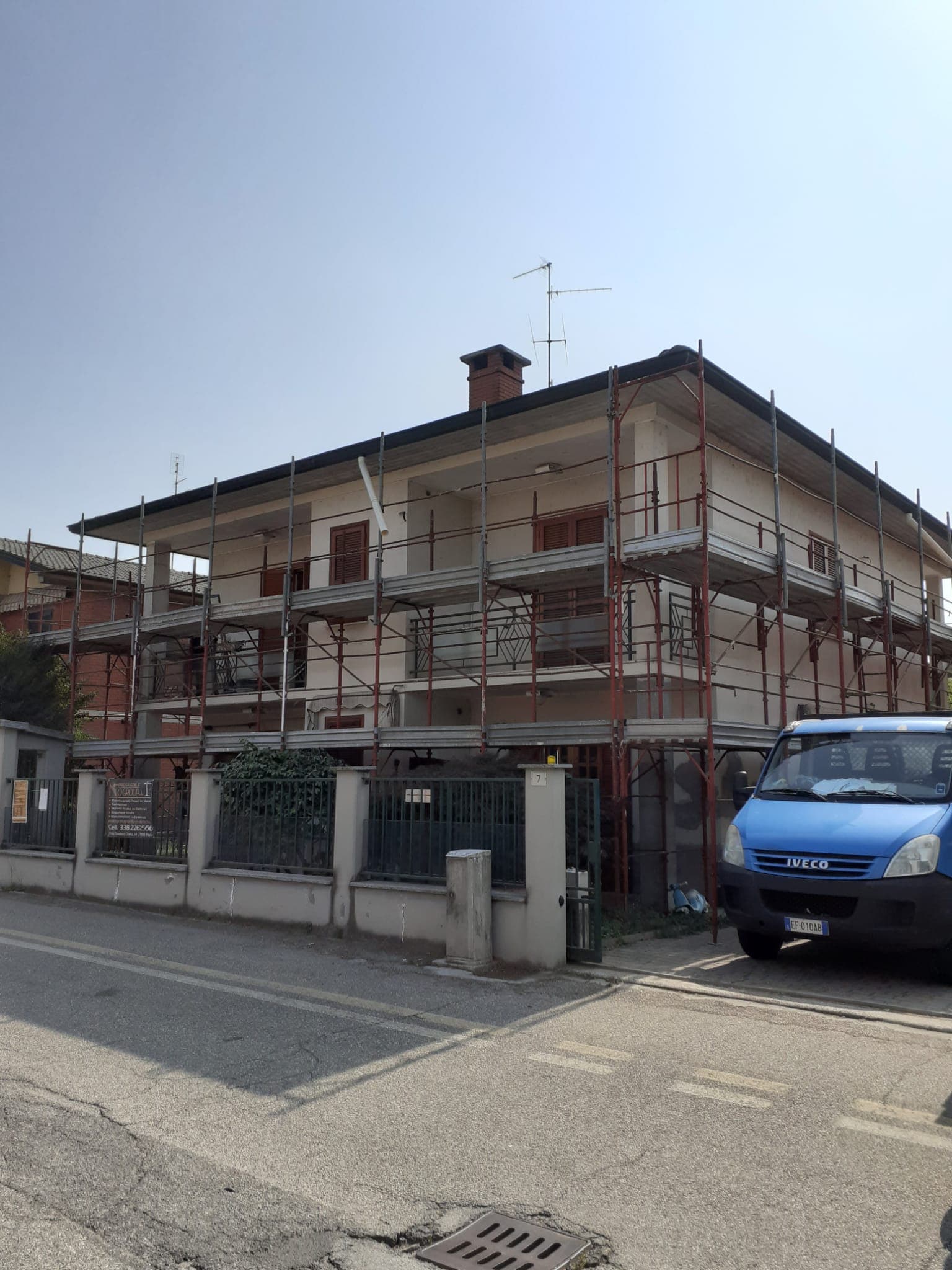 Cantiere edile residenziale con ponteggi a Pavia