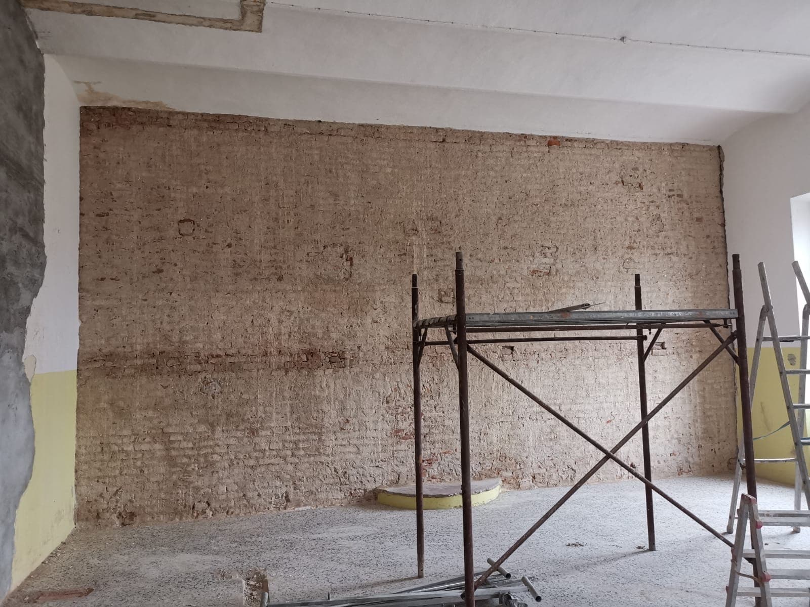 Cantiere di ristrutturazione con opere strutturali in corso
